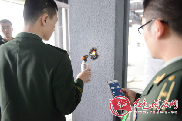 1489572909744059509.jpg 图为 消防执法人员利用汽油喷灯测试防火涂料真伪。.jpg