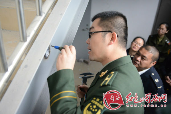 1489572944090022412.jpg 图为消防执法 人员测试防火涂料。.jpg